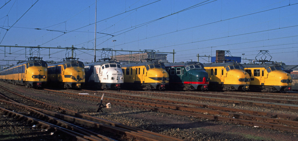 Mat. '54 lineup of (from left to right) 766, 765, 763, 388, 381, 386 and 770 at Amsterdam Dijksgracht on 14 January 1996.